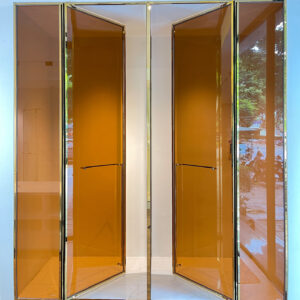 phòng tắm kính cửa mở quay